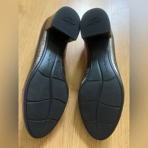 Easy Spirit Silver Textured Heels - Picture 5 of 7